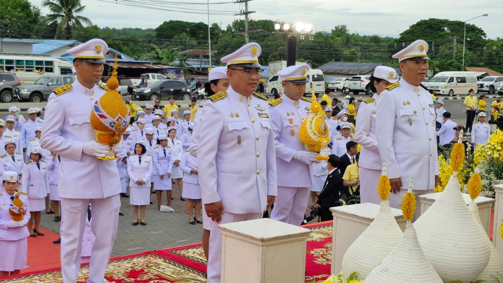 กิจกรรมงานเฉลิมพระเกียรติพระบาทสมเด็จพระเจ้าอยู่หัว เนื่องในโอกาสพระราชพิธีมหามงคลเฉลิมพระชนมพรรษา 6 รอบ 72 พรรษา ร่วมพิธีถวายเครื่องราชสักการะ วางพานพุ่ม และพิธีจุดเทียนถวายพระพรชัยมงคล